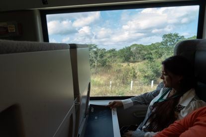 Una pasajera durante el primer viaje del Tren Maya, en el tramo Campeche-Cancún.<br />
