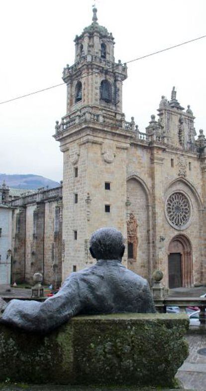 La estatua del escritor en la plaza de la catedral, en el centro del pueblo.
