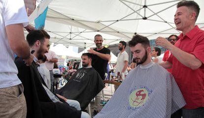 Varios peluqueros en acci&oacute;n bajo las carpas habilitadas en la plaza de S&aacute;nchez Bustillo.