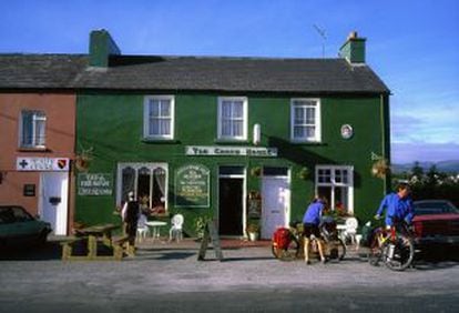 Ciclistas delante de un pub en Sneem, una de las localidades por las que pasa el llamado Ring Of Kerry.
