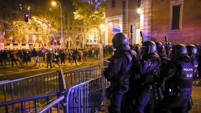 La Policía trata de disolver la manifestación del día 15 junto a la sede del PSOE en la madrileña calle de Ferraz.