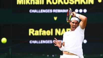 Nadal golpea con con el 'drive' durante el partido contra Kukushkin.