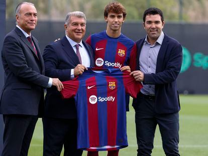 Rafa Yuste, Joan Laporta, Joao Felix y Deco, en la Ciudad Deportiva del Barcelona.