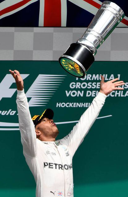 El británico Lewis Hamilton, lanza su trofeo al aire después de ganar el GP de Alemania, en el circuito de Hockenheim.