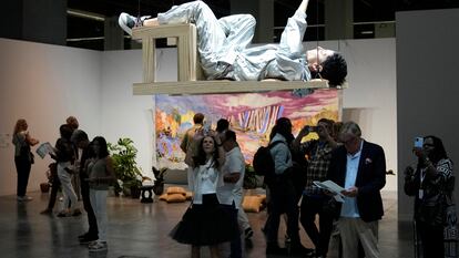 'Performance' de la artista colombiana María José Arjona, titulada 'Silla', en Art Basel Miami Beach.