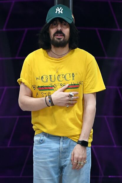 Alessandro Michele salió a saludar con otra de las camisetas intervenidas por la española.