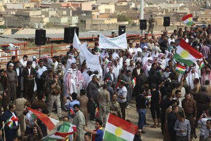 Varios kurdos participan en una marcha a favor del refer&eacute;ndum de independencia en Kirkuk, al norte de Irak.