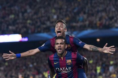 Alves celebra junto a Neymar uno de los goles del Barça frente al PSG en el Camp Nou.