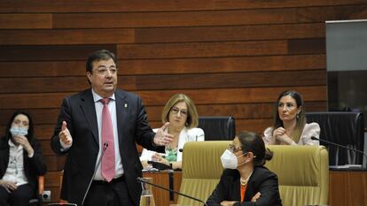 El presidente de la Junta de Extremadura, Guillermo Fernández Vara, en una sesión de la Asamblea extremeña.