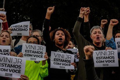Manifestantes en favor de Vinicius se manifiestan ante el consulado de España en San Pablo, Brasil.