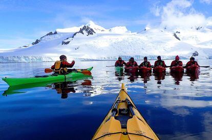 Una excursión en kayak en la Antártida.