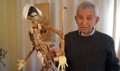 Peralta con su prototipo de títere integral en su casa y taller de Sepúlveda (Segovia), el pasado mes de mayo.
