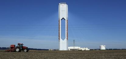 Torre de una planta solar de Abengoa.