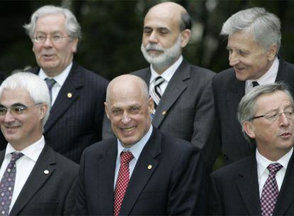 En segunda fila de izquiera a derecha, M. King (Banco de Inglaterra), B. Bernanke (Fed) y J. C. Trichet (BCE).