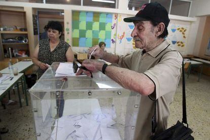 Un hombre vota en un colegio electoral de Atenas.
