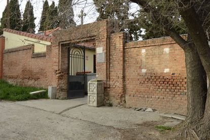 Muro del cementerio de los carmelitas en Carabanchel Bajo sin la placa.