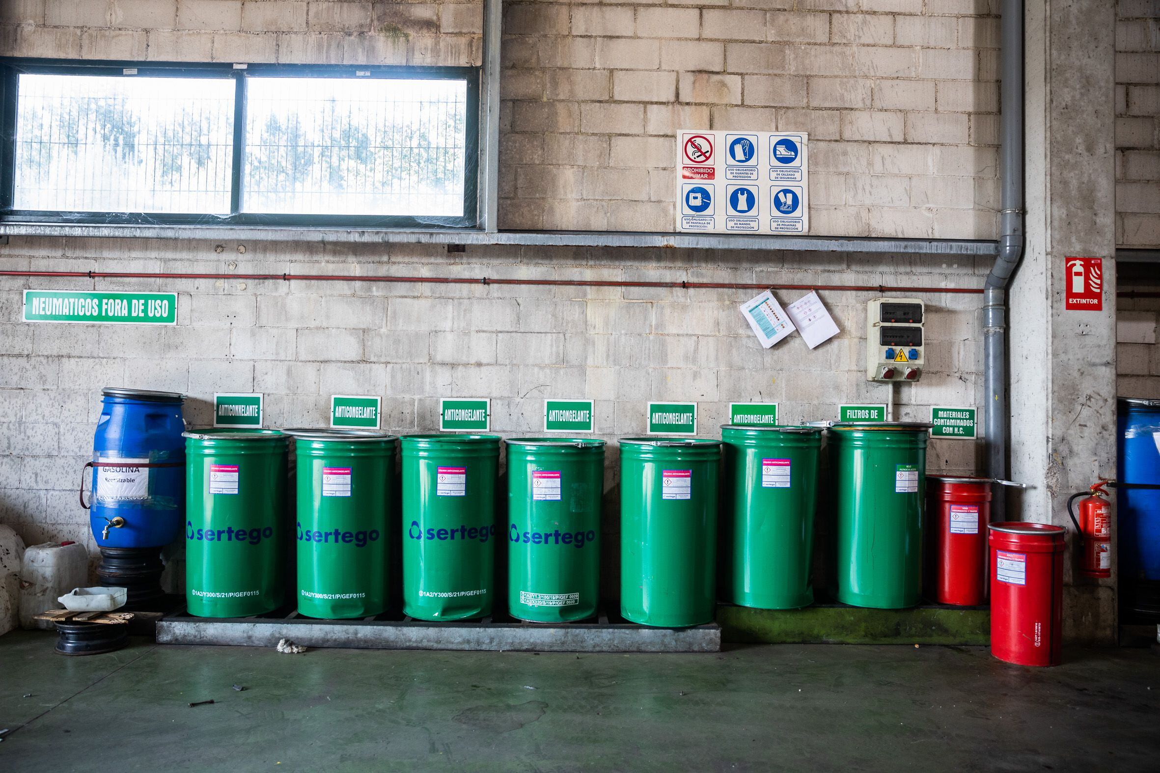Contenedores en los que se almacenan residuos como el anticongelante del motor de los vehículos, en el desguace Trameve, en Santiago de Compostela (Coruña).
