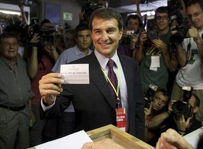Joan Laporta, en el momento de depositar su voto en el referéndum sobre la moción de censura en el Barça.