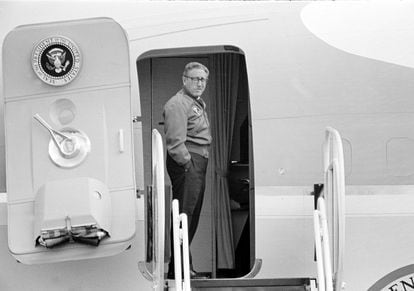 Henry A. Kissinger, entonces asesor de Seguridad Nacional del entonces presidente de EE UU Richard Nixon, en la puerta del Air Force One antes de un viaje a Walla Walla (Estado de Washington), en 1971.