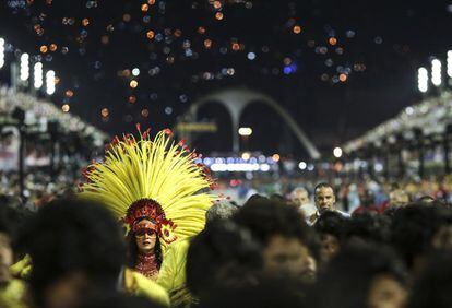 Vista del sambódromo de Río de Janeiro (Brasil) durante el desfile de los integrantes de la escuela de samba del Grupo Especial Sao Clemente, el 11 de febrero de 2018.