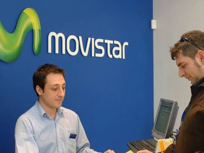 Un cliente es atendido en una tienda de Movistar.,