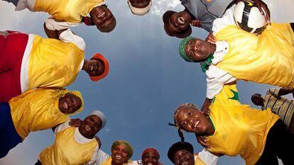 Jugadoras de uno de los equipos de fútbol de abuelas de Sudáfrica, dirigidas por Beka Ntsanwisi.