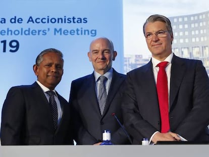 Dillip Rajakarier, consejero delegado de Minor; Ramón Aragonés, consejero delegado de NH, y Alfredo Fernández Agras, presidente del Consejo de NH. 