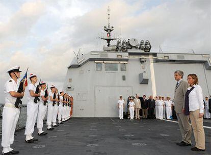 El ministro de Defensa de Francia, Hervé Morin, y la ministra Carme Chacón pasan revista a las tropas en la cubierta de una fragata francesa en Yibuti.