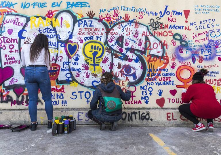 Mural reivindicativo pintado por alumnas de la Universidad de Valencia donde Laura Luelmo cursó un máster.