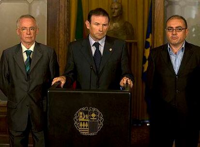 Ibarretxe en una comparecencia con el hombre fuerte de EA en el Gobierno, Joseba Azkarraga, y el líder de EB, Javier Madrazo.