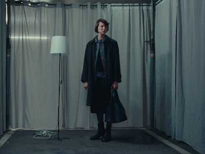 La actriz Eili Harboe, protagonista de 'The Architect', en el aparcamiento de alquiler de su personaje.