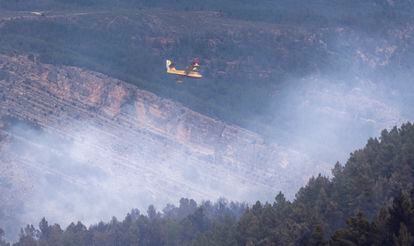 Un hidroavión sobrevolaba el jueves el incendio forestal en el término municipal de Villanueva de Viver, en la zona limítrofe de las provincias de Castellón y Teruel.