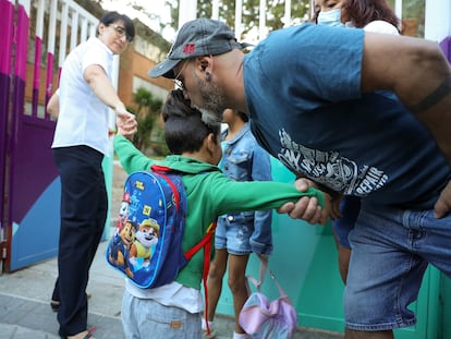 Un padre se despide de su hijo que comienza un curso de Educación Infantil, en un colegio en Madrid (España).