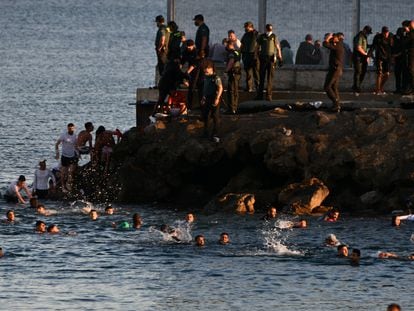 Migrantes irregulares irrumpen en Ceuta por la playa del Tarajal, el 17 de mayo de 2021.