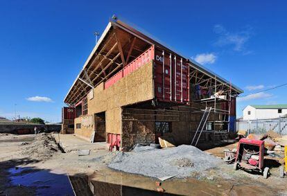 Construcci&oacute;n del nuevo teatro Guga s&rsquo;Thebe de Langa, en Ciudad del Cabo.