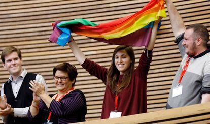 Invitados al pleno de las Cortes Valencianas alzan una bandera LGTBI.