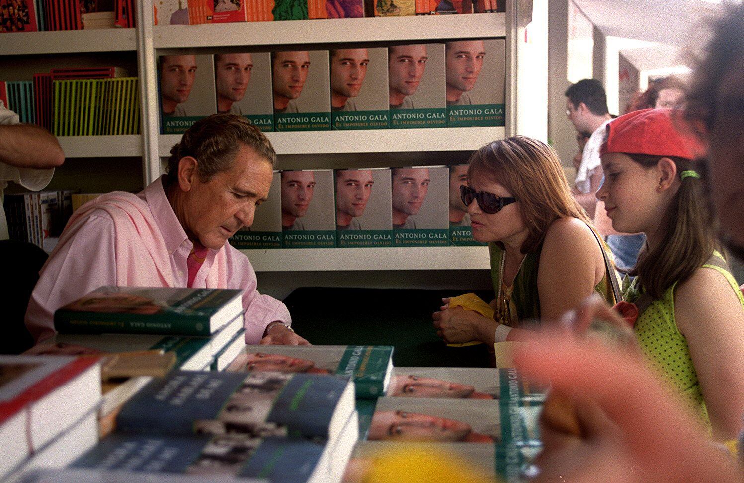 Antonio Gala, en una firma de libros en la Feria del Libro de Madrid, en 2001.