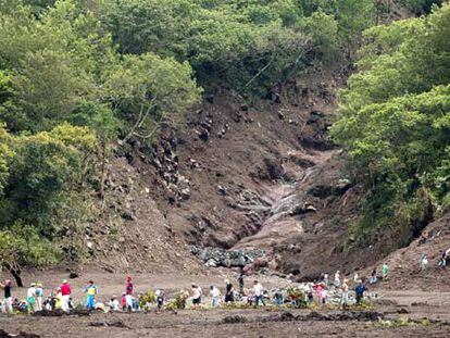 Decenas de voluntarios procedentes de las aldeas vecinas buscan cuerpos debajo del barro en la localidad guatemalteca de Panabaj tras un alud de lodo.