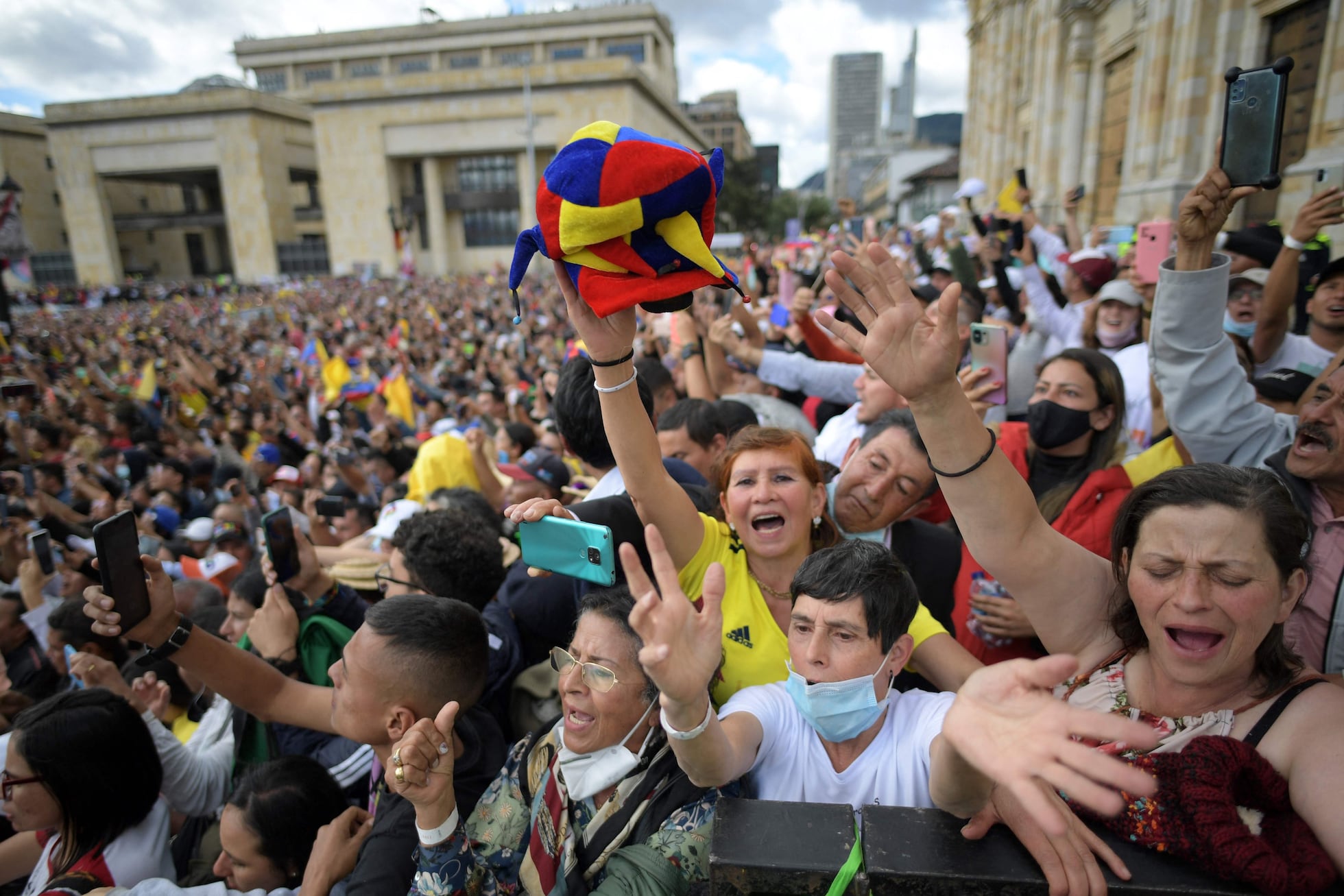 Los partidarios del nuevo presidente de Colombia, Gustavo Petro, animan durante la ceremonia de toma de posesión.