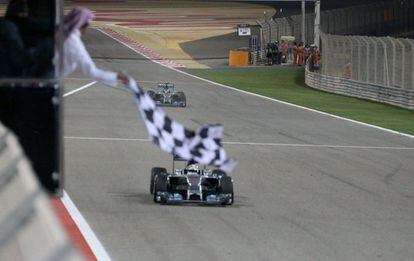 Lewis Hamilton, de Mercedes, cruza la línea de meta para ganar.
