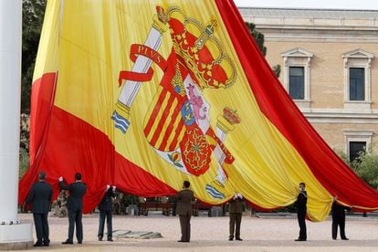 Izado solemne de bandera por la festividad de San Isidro en la plaza madrileña de Colón, el pasado 15 de mayo.