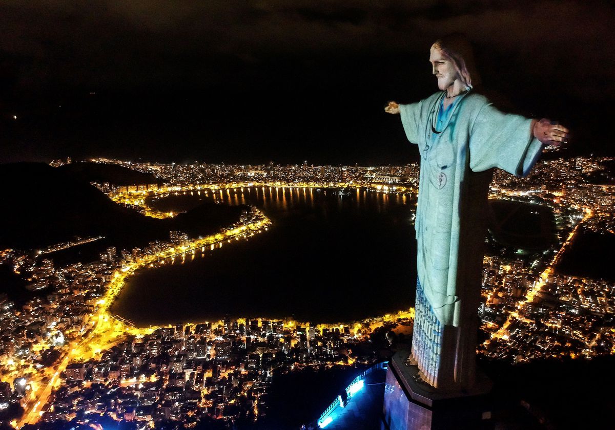 Vídeo: El Cristo Redentor de Río se viste de médico para homenajear a los  sanitarios | Vídeos | EL PAÍS