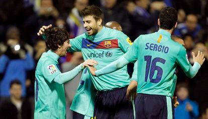 Piqué felicita a Messi tras uno de sus goles.