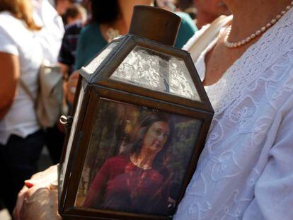 Una mujer lleva una lanterna con la fotograf&iacute;a de Daphne Caruana Galizia en una manifestaci&oacute;n, el pasado 17 de octubre (Malta)