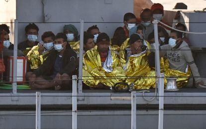 Un grupo de migrantes, después de ser rescatados por los guardacostas italianos, esperan a desembarcar en la isla de Lampedusa (Sicilia) el pasado 17 de mayo.