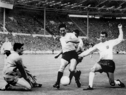 Mazurkiewicz, a la izquierda, en el partido inaugural del Mundial de 1966, entre Uruguay e Inglaterra.