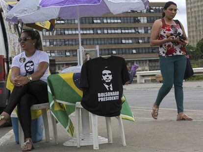Una seguidora de Bolsonaro vende camisetas del candidato ultraconservador en Brasilia.