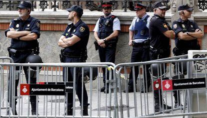 Policías nacionales y 'mossos' protegen la Delegación del Gobierno en Barcelona días antes del referéndum ilegal 1-O.