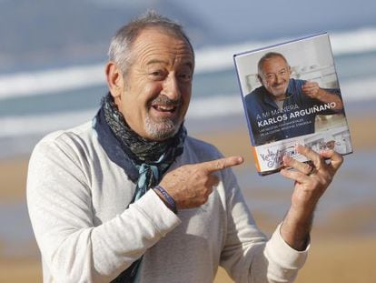El cocinero Karlos Argui&ntilde;ano posa junto a su &uacute;ltimo libro con la playa de Zarautz al fondo.