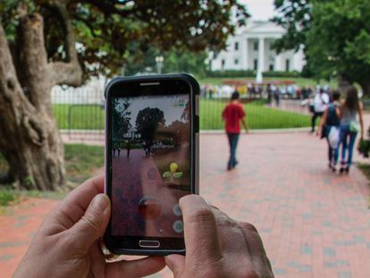 Un jugador captura un Pok&eacute;mon frente a la Casa Blanca, en Washington DC.
